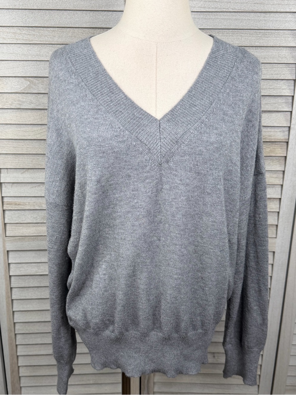 PHILOSOPHY Women's Soft Knit Preppy Minimalist Gray V Neck Sweater-Large